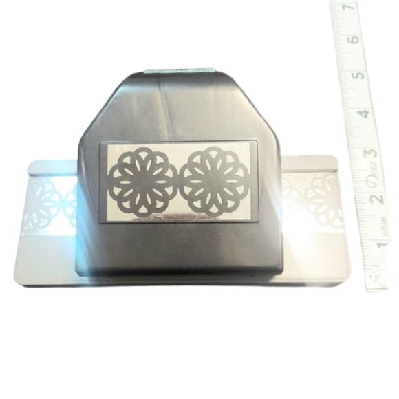 EK Success Large Edger Punch Abstract Flower Chain Craft Paper Punch *RETIRED* - Picture 6 of 8